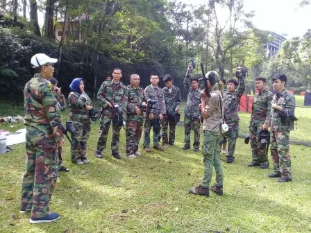 Medan tempur paintball dengan barikade alami