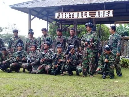 Suasana permainan paintball di hutan pinus Puncak